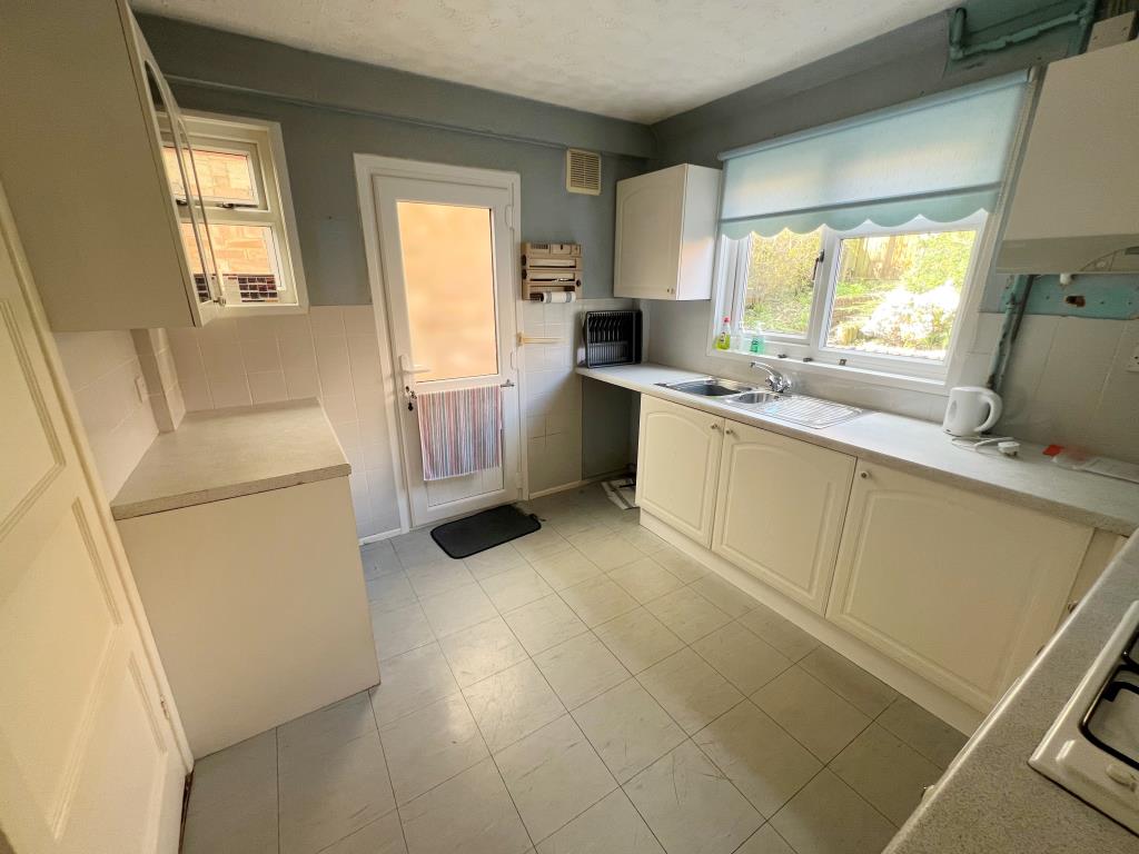 Lot: 35 - HOUSE FOR IMPROVEMENT - Fitted Kitchen
